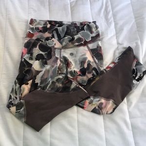 ❗️❗️UA Floral Capris❗️❗️